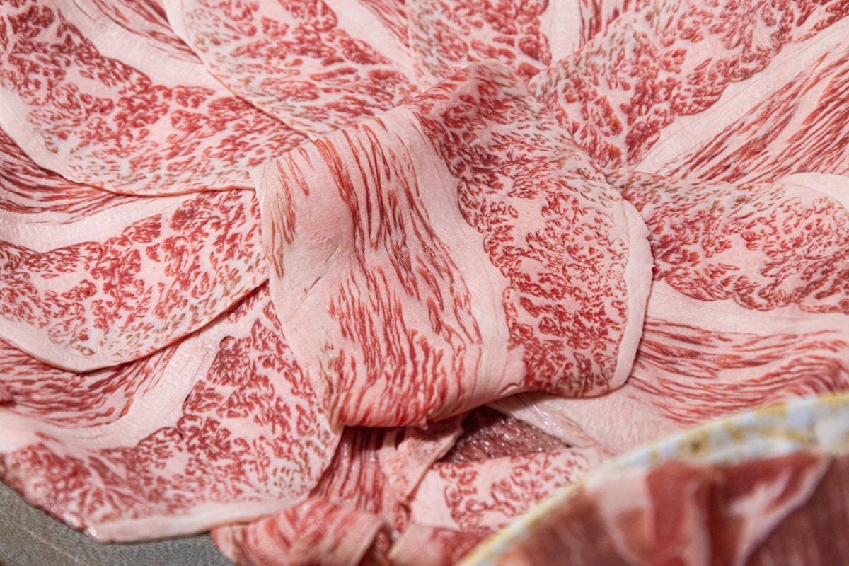 赤身と脂のコントラストがはっきりわかる薄切り牛肉のアップ