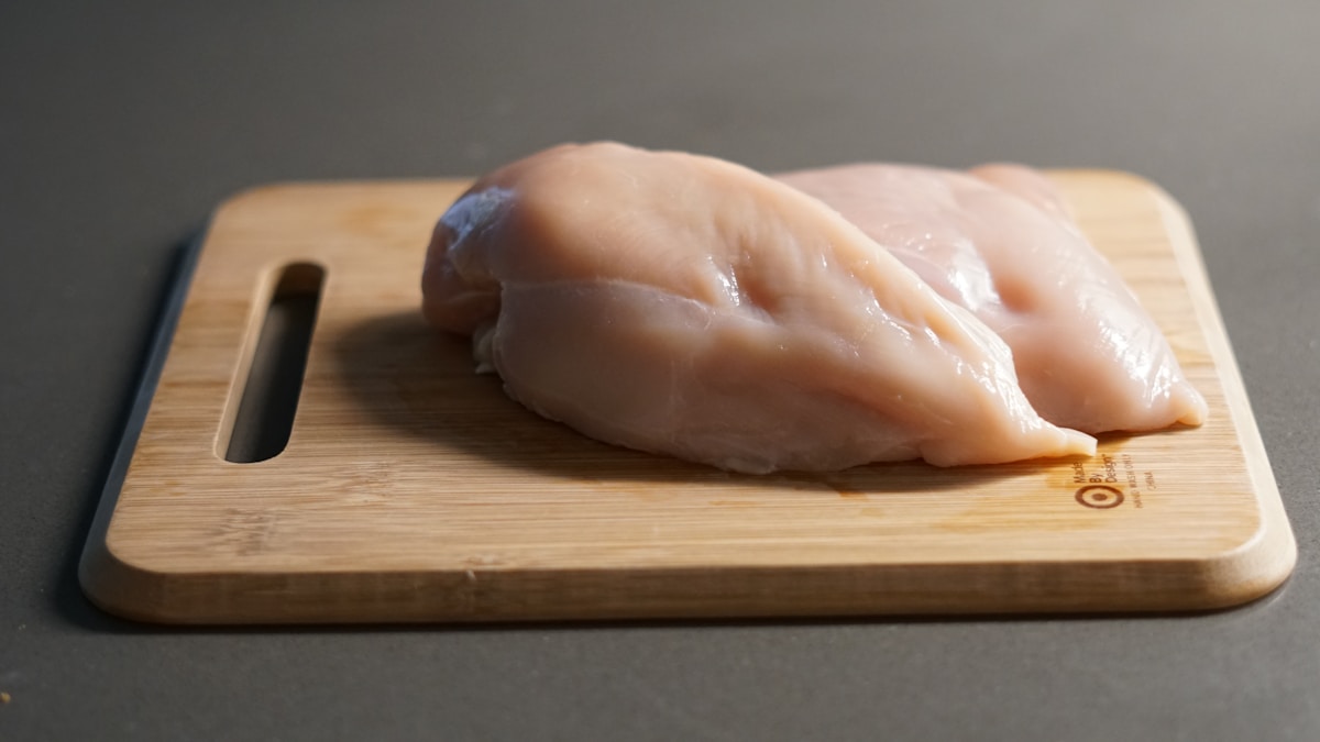ツヤと水分感のある生の鶏むね肉