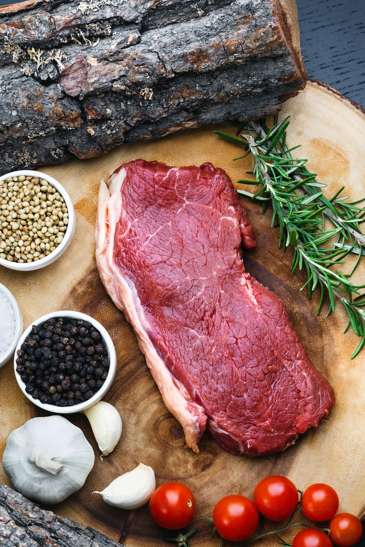 霜降り少なめで赤い色がはっきりわかる生の牛赤身肉