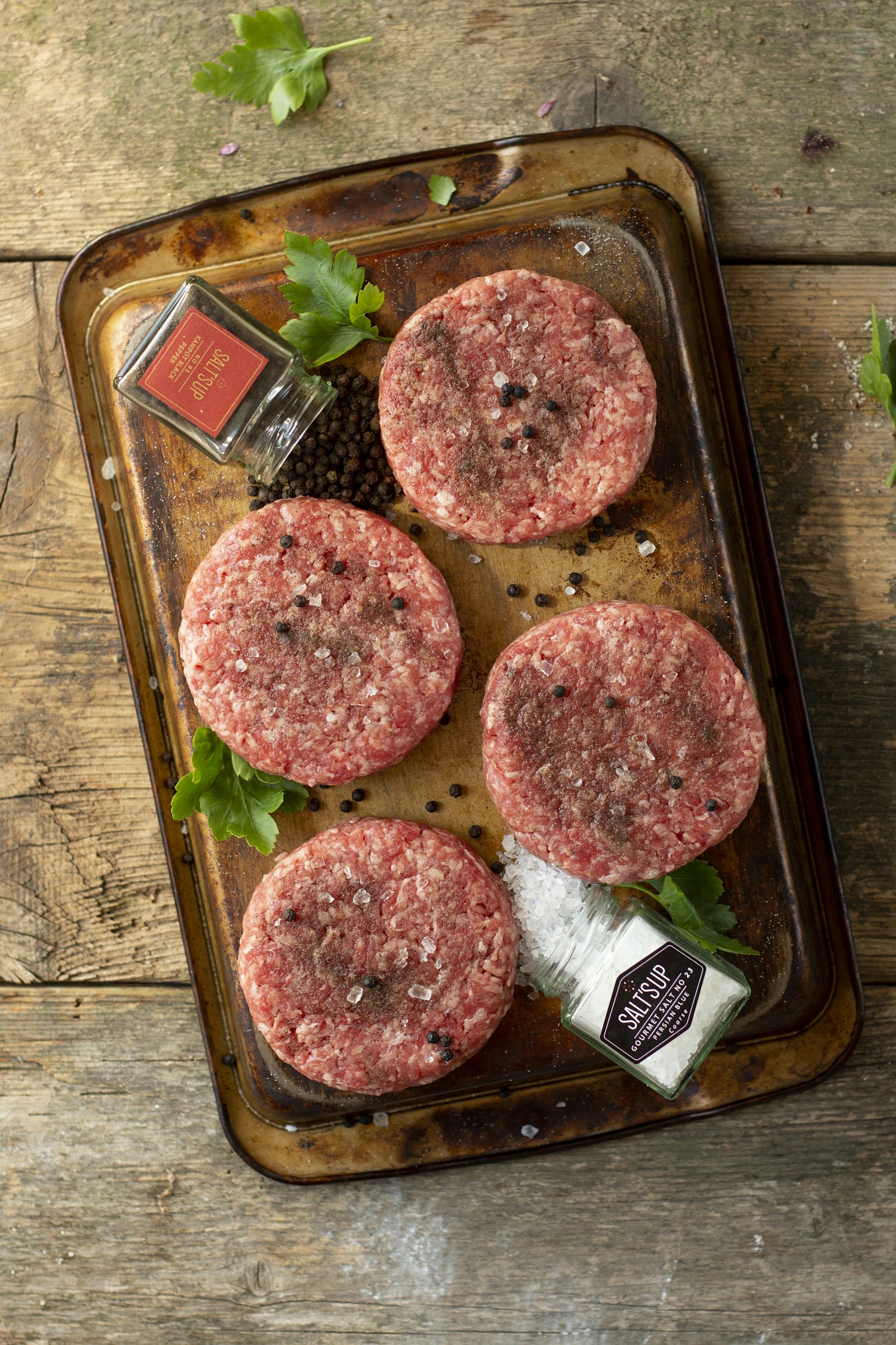 赤身と脂の白い粒がはっきり見える生ひき肉
