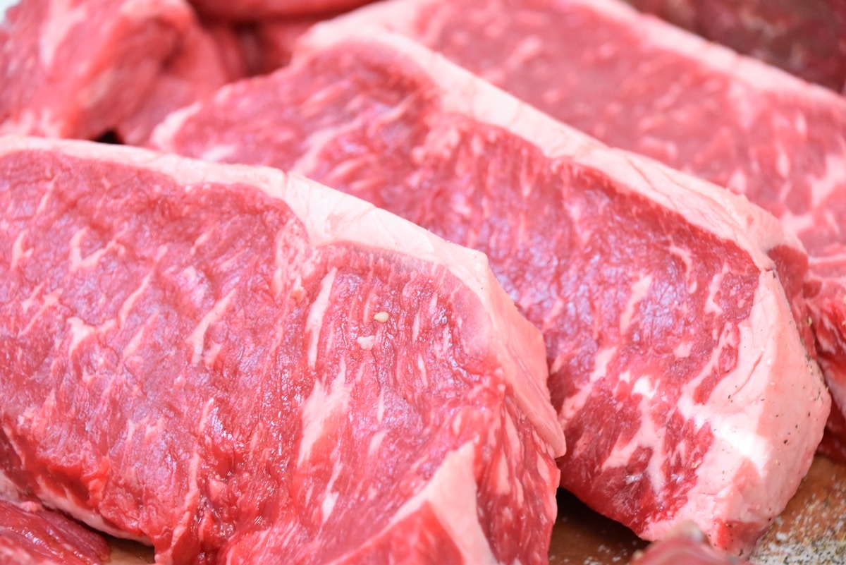 赤身と白い脂の境目がはっきり見える生の牛ステーキ肉