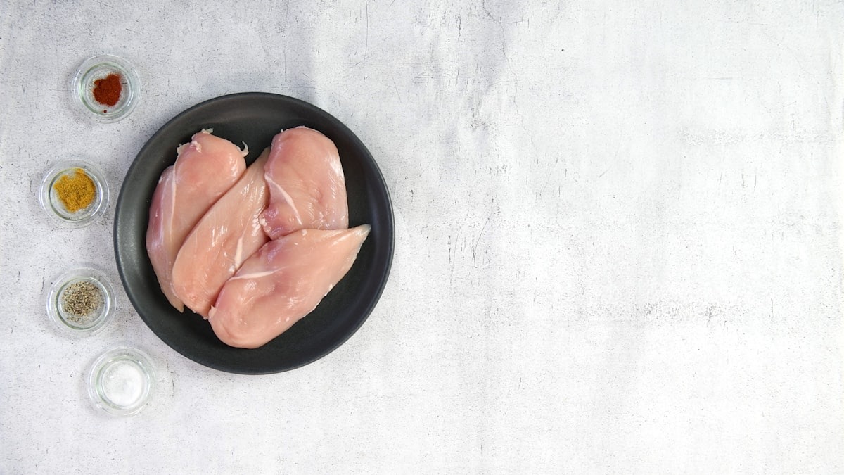 透明感のあるピンク色をした生の鶏むね肉