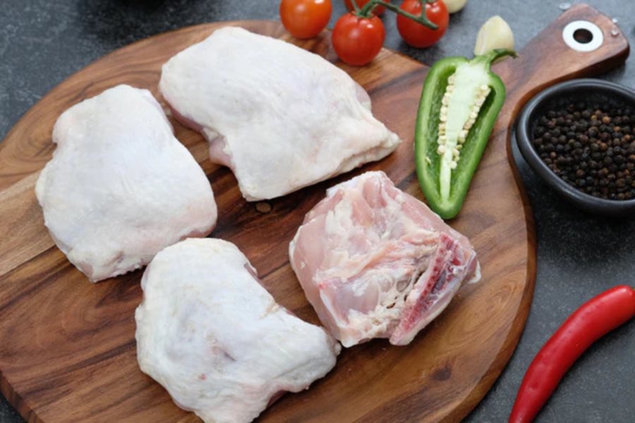 皮つきの鶏もも肉。皮のハリと毛穴の質感を見るのが選び方のコツ