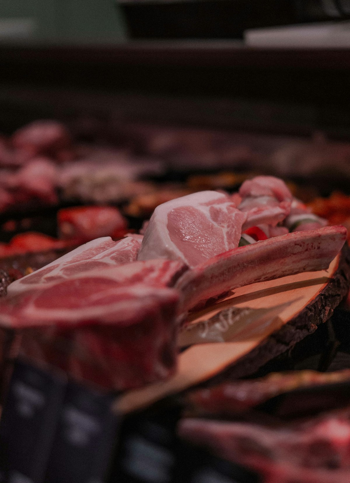 精肉店に並ぶ骨付き肉のクローズアップ
