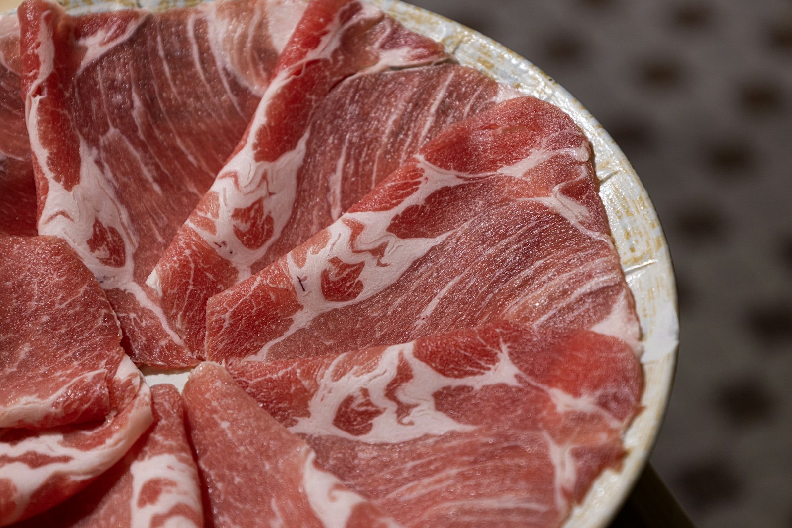 赤身に白い脂が網目状に入った豚肉の薄切り