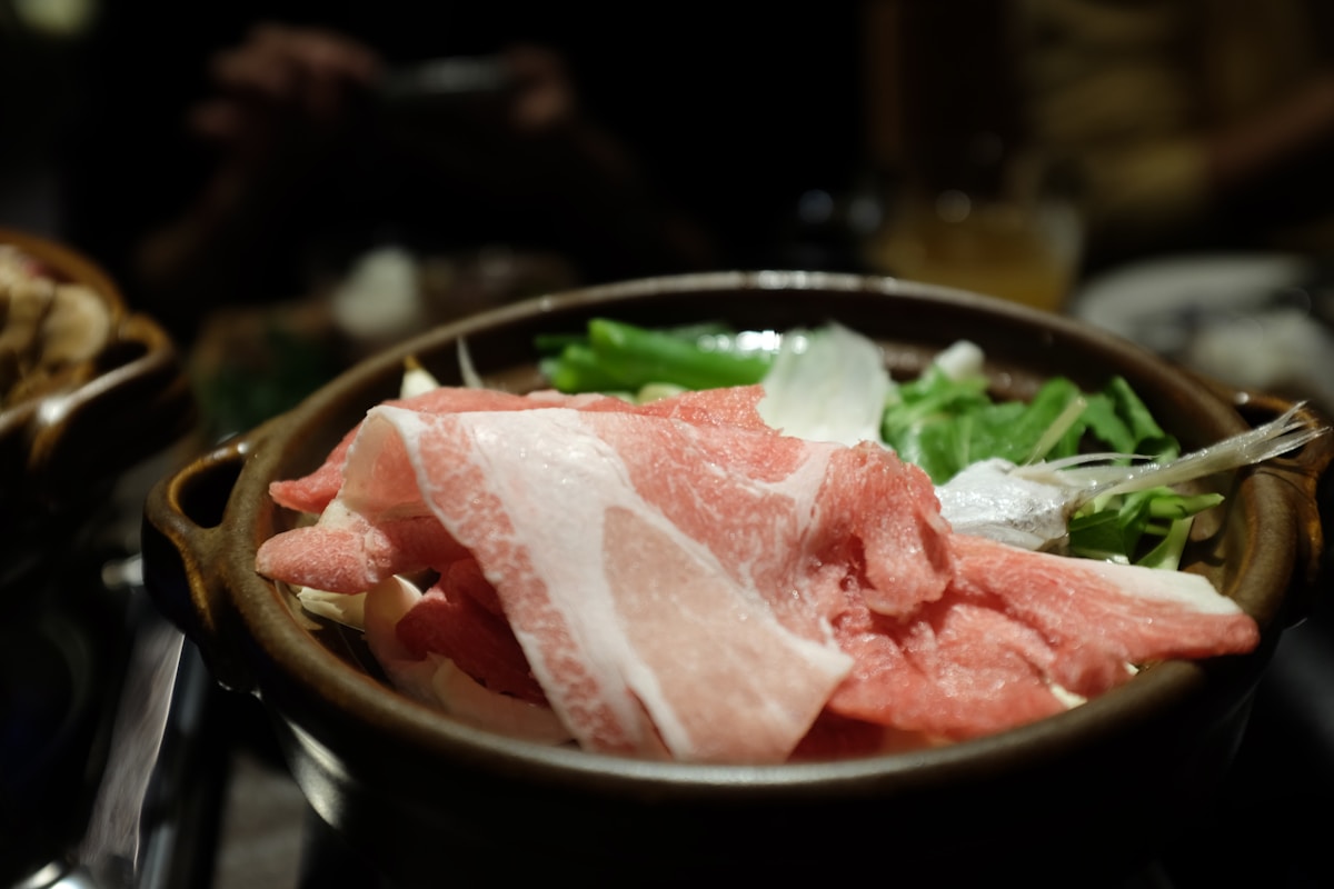 鍋に盛られた豚の薄切り肉と水菜