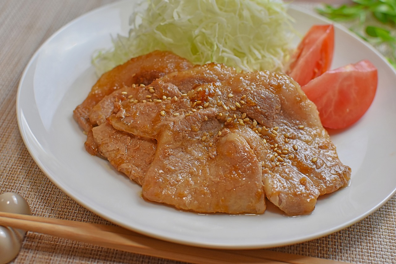 千切りキャベツとトマトを添えた豚の生姜焼き