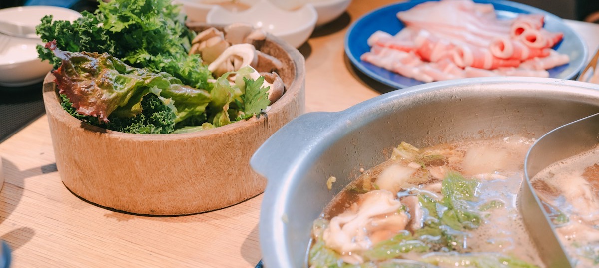 薄切りのお肉と野菜で囲む鍋